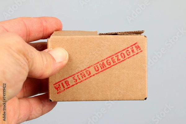 Fototapeta Umzugskarton " wir sind umgezogen" in Händen