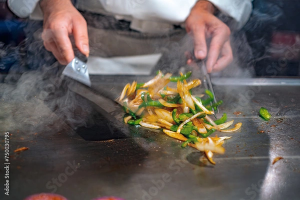Fototapeta 【#鉄板焼】野菜炒めを作るシェフの手元