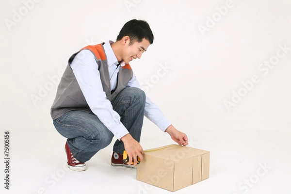 Fototapeta 소포를 배달하는배달원 남자와 소포를 받는 여자