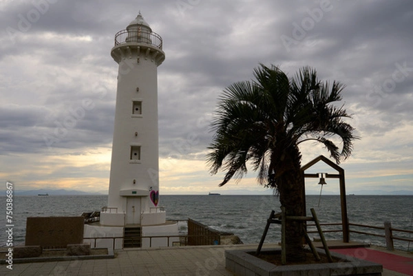 Obraz 【南知多】秋の夕暮れを背景にした灯台