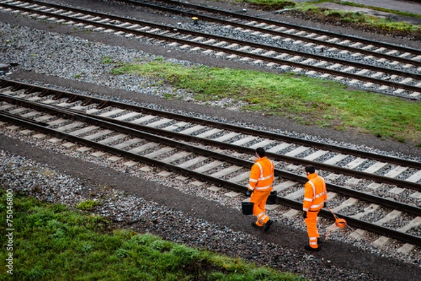 Fototapeta Dwóch pracowników idących wzdłuż torów kolejowych