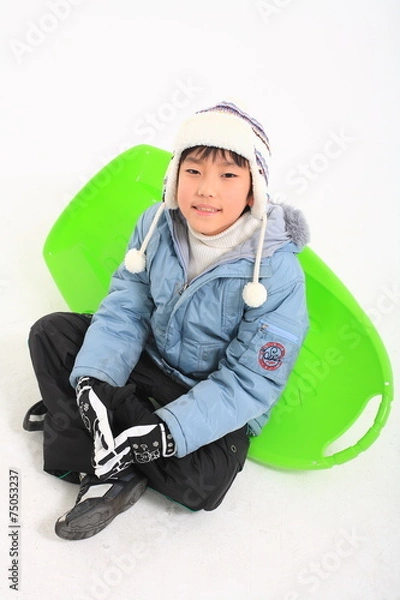 Fototapeta 실내에서 썰매를 타는 어린이