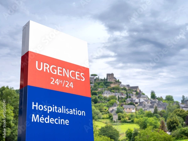 Fototapeta Un panneau de signalisation d'urgences médicales 24 heures sur 24 en zone rurale