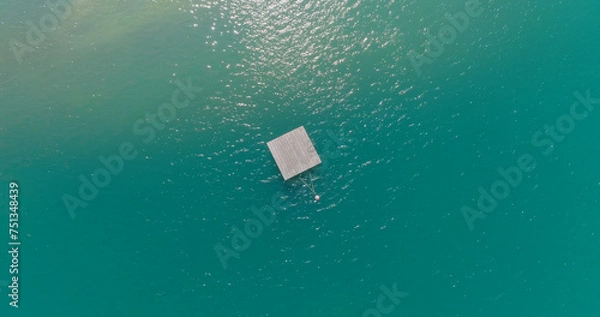 Fototapeta Schwimminsel aus Holz in Badesee, Badesteeg, Sommer, Holzinsel in See, 