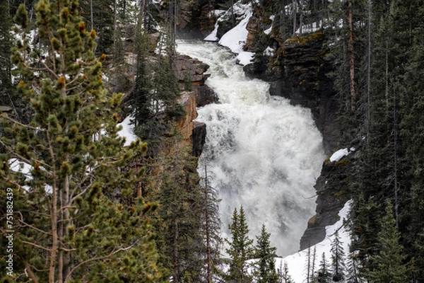 Fototapeta Beartooth falls along Beartooth scenic byway in the spring