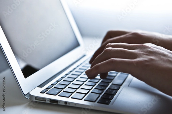 Obraz パソコンを操作する手元