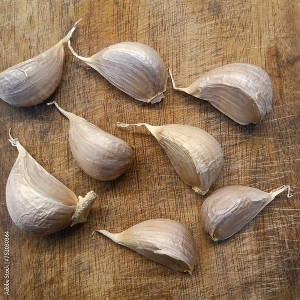 Obraz garlic on a wooden table