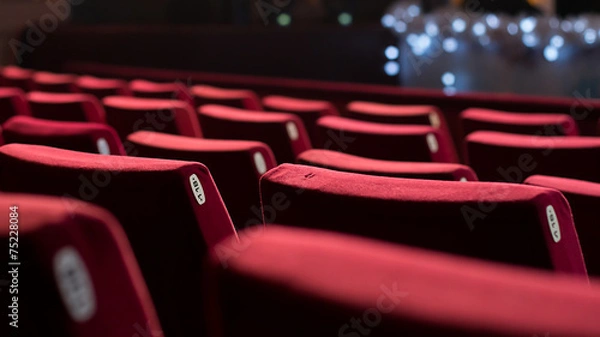 Obraz Puste krzesła teatralne