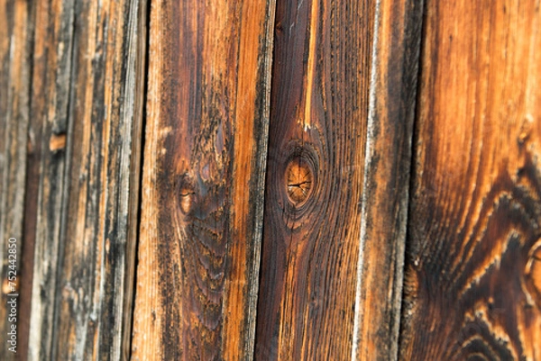 Fototapeta Verwittertes Altholz, an einer Außenwand von der Sonne gebräunt.