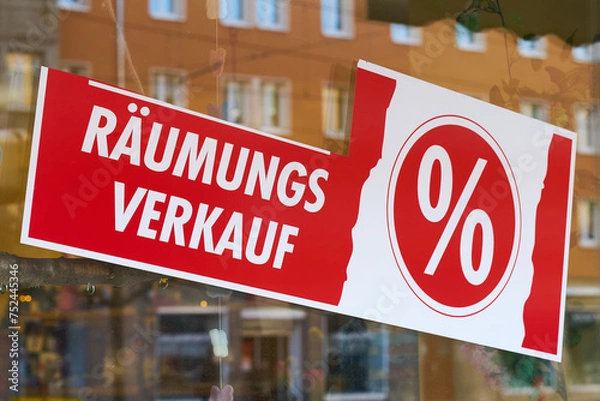 Obraz Schild mit der deutschen Aufschrift Räumungsverkauf vor Geschäftsschließung an einem Schaufenster