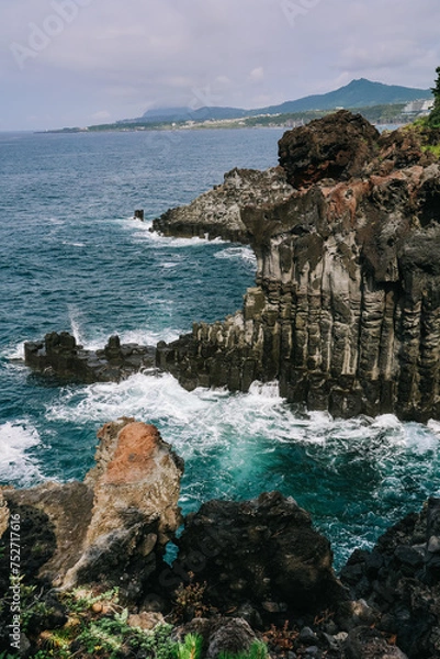 Obraz The Daepo Jusangjeolli (Jusangjeollidae) basalt columnar joints and cliffs at Jeju Island, South Korea.