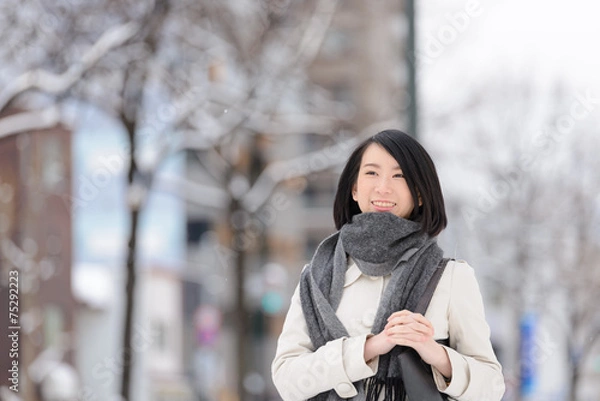 Obraz 冬の街角を歩く女性