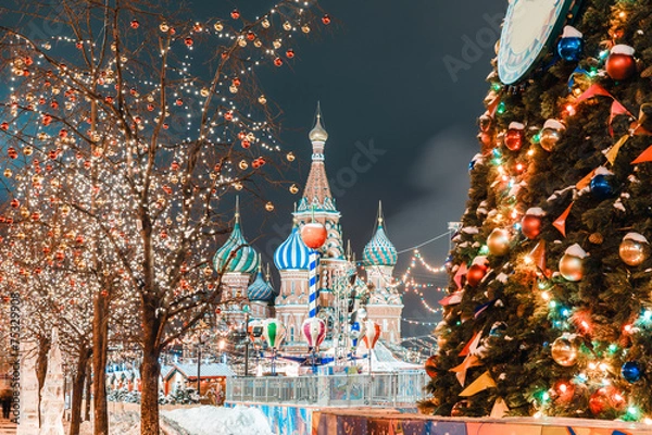 Fototapeta Christmas balls on tree branches in Red square