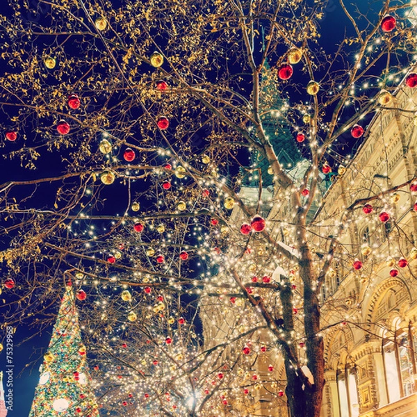 Fototapeta Christmas balls on tree branches in Red square