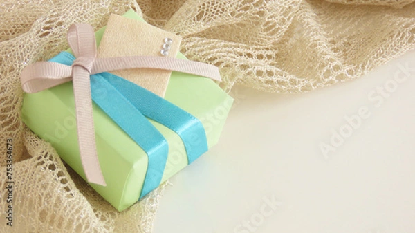 Obraz おしゃれなリボンラッピングのギフトボックスとレース背景