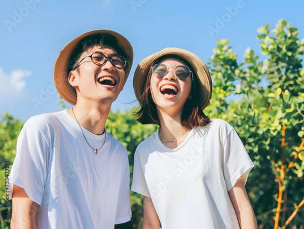 Obraz 夏の日差しを満喫する笑顔あふれる若いアジア人カップル
