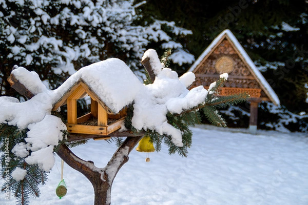 Fototapeta Glöckchen unterm Vögelhäuschen