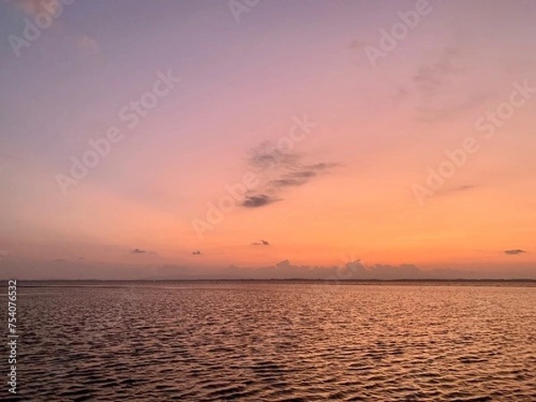 Fototapeta Lansai beach Laem klat Sunset
Lan Sai Beach is a beach that looks like a headland extending into the sea. There are fine white sand grains. 