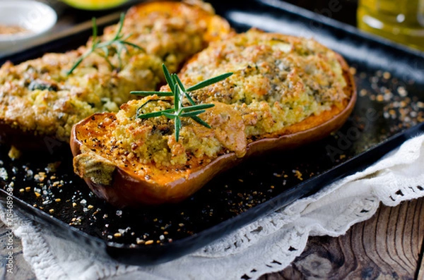 Obraz Dynia nadziewana kuskusem, cukinią i serem Dorblu