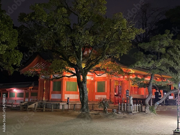 Fototapeta 朱色が映える夜の神社。拝殿の小脇。