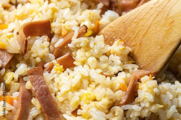 Obraz 炒飯(チャーハン)をフライパンで作る調理シーン。
