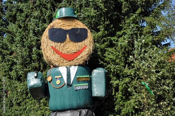 Obraz Dekoration zum Schützenfest: Symbolisch eine Schützenfigur aus Stroh in  Damme.