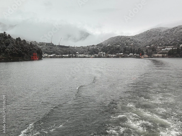 Fototapeta 雪の降る芦ノ湖を船から。