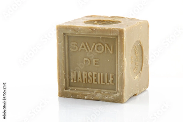 Fototapeta Mydło marsylskie na białym tle