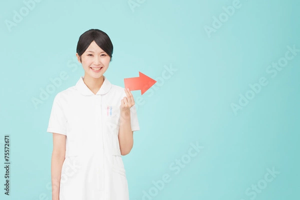 Fototapeta 矢印で指して笑うナース