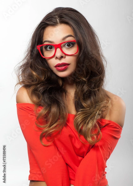 Fototapeta Hübsche Frau mit roter Brille
