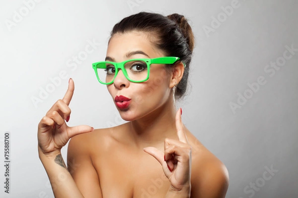 Fototapeta Frau mit grüner Nerdbrille