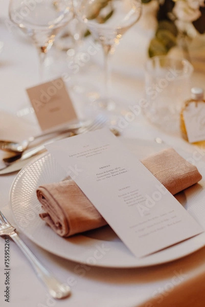 Obraz Menu présenté dans l'assiette des invités