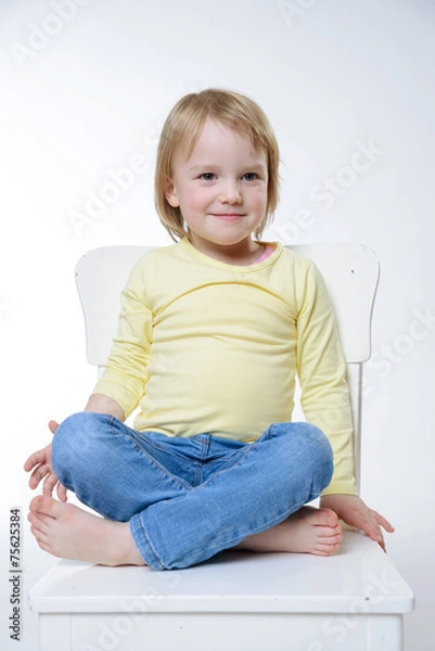 Obraz Lächelndes Mädchen auf einem Stuhl