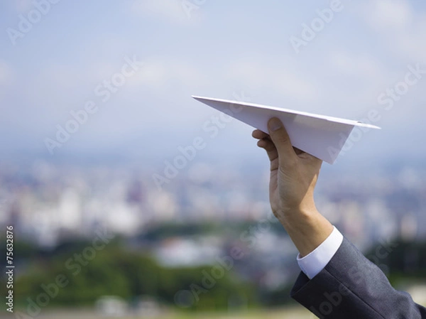 Obraz 紙飛行機を持つビジネスマンの手