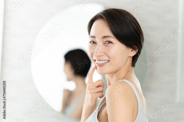 Fototapeta 鏡の前で振り返る女性