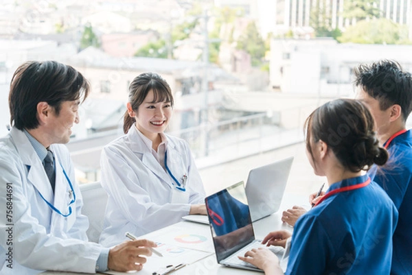 Fototapeta 医局でカンファレンス・打ち合わせ・ミーティングする男女の医師・医者・看護師・医療従事者・技師
