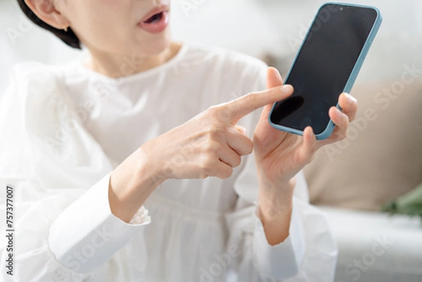 Fototapeta スマホを見て怒る女性