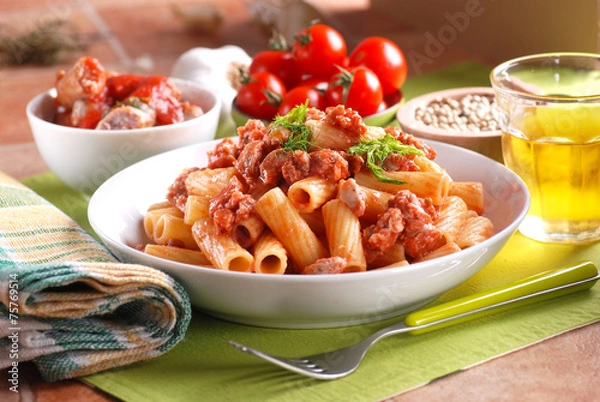Fototapeta rigatoni con ragù di salsiccia di maiale