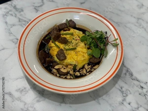 Fototapeta 오므라이스 소고기 큐브 스테이크 달걀 프라이