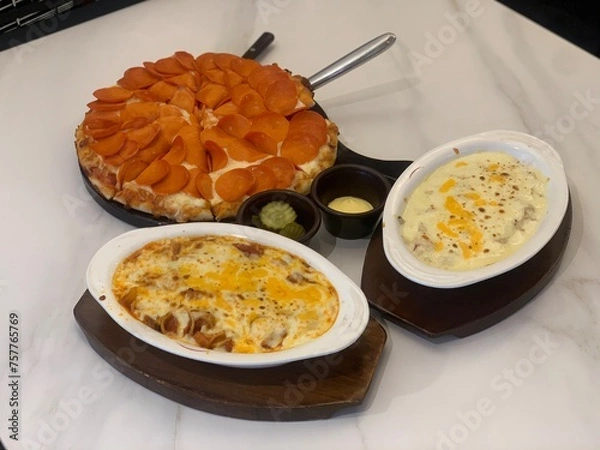 Obraz 리조또 크림 치즈 스파게티 페퍼로니 피자 이탈리아 요리