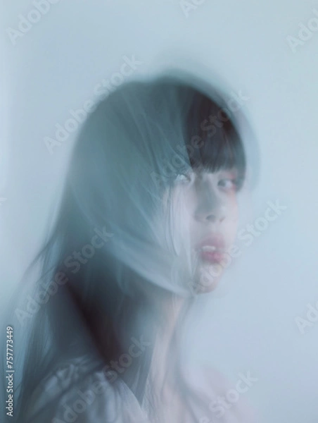 Fototapeta 柔らかなぼやけを纏うアジア人女性