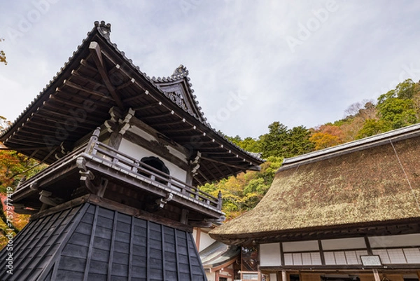 Fototapeta 日本　滋賀県東近江市にある永源寺の鐘楼と紅葉
