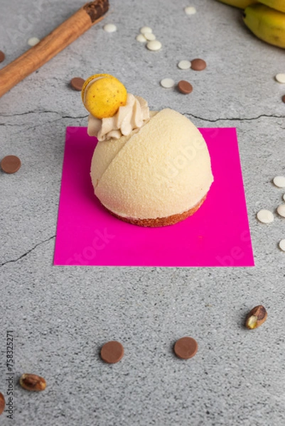 Fototapeta postre peruano con macarrón decorado