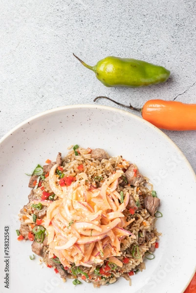 Fototapeta Arroz Chaufa en fondo de piedra con decoración de Ajies  Pimientos, 