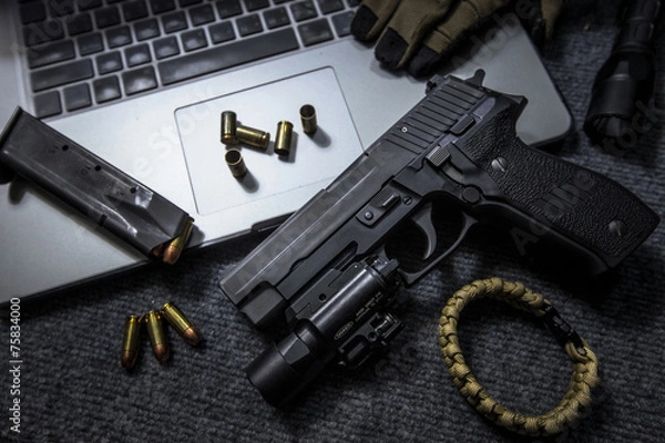 Fototapeta pistolet na stole