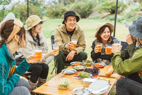 Obraz キャンプ・デイキャンプ・グループキャンプでビールを飲みながら談笑する男女キャンパー
