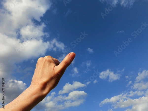 Obraz 青空と人の手　指サイン