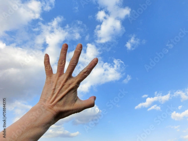 Obraz 青空と人の手　指サイン