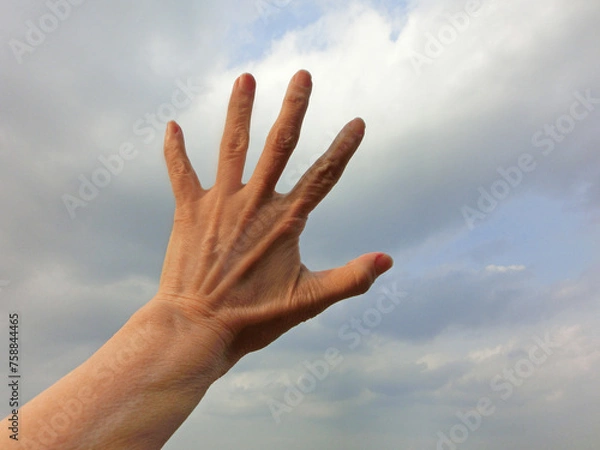 Obraz 空と人の手　指サイン