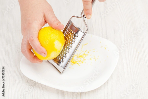 Obraz rubbing lemon peel